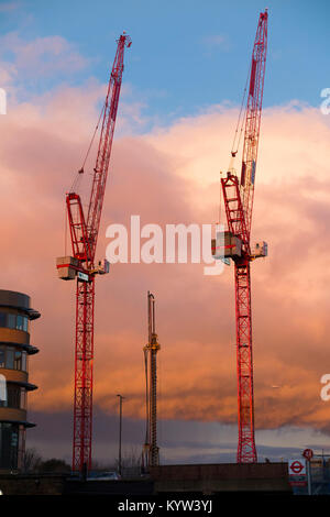 Site de construction avec 2 / deux grues à tour à flèche relevable reste de travailler sur ce que sera la passerelle de Twickenham gare principale. Londres. UK. Banque D'Images