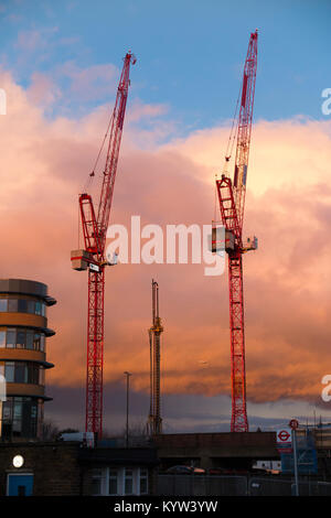 Site de construction avec 2 / deux grues à tour à flèche relevable reste de travailler sur ce que sera la passerelle de Twickenham gare principale. Londres. UK. Banque D'Images