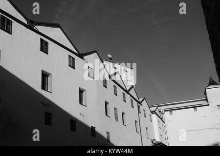 Cour intérieure de la forteresse Hohensalzburg médiévale en hiver, érigée au 11e siècle. C'est un monument de la ville de Salzbourg. L'Autriche, de l'Europe. Banque D'Images