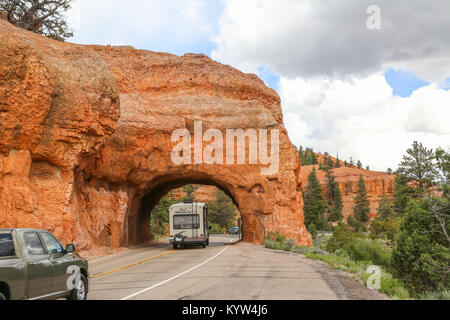 RV en grès rouge Arch sur UT-12 dans Red Canyon près de Panguitch, Utah Banque D'Images