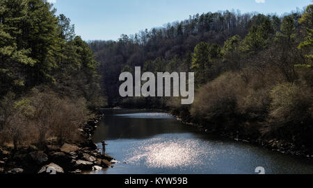 Un pêcheur bénéficie d'un peu de soleil alors que la pêche à la mouche de la truite sur la fourche de Sipsey près de Jasper, Alabama. Banque D'Images