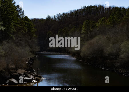 Un pêcheur bénéficie d'un peu de soleil alors que la pêche à la mouche de la truite sur la fourche de Sipsey près de Jasper, Alabama. Banque D'Images