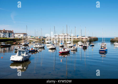 L'estuaire de la rivière Afon Aeron avec bateaux amarrés dans le port à marée haute, dans une ville balnéaire de la côte ouest. Aberaeron, Ceredigion, pays de Galles, Royaume-Uni, Angleterre Banque D'Images