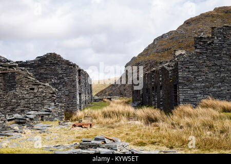 Vieille épave ruines de Rhosydd ardoise les casernes de carriers au niveau 9 sur le bord de Snowdonia. Croesor Blaenau Ffestiniog, Gwynedd, au nord du Pays de Galles, Royaume-Uni Banque D'Images