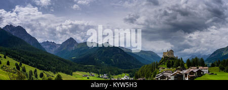 Superbe vue sur le Château de Tarasp et montagnes environnantes de la vallée de l'Engadine en Suisse Banque D'Images