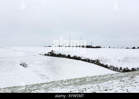 Fine couche de neige sur les South Downs dans le Hampshire. Ciel gris foncé frais généraux qui se profile. Banque D'Images