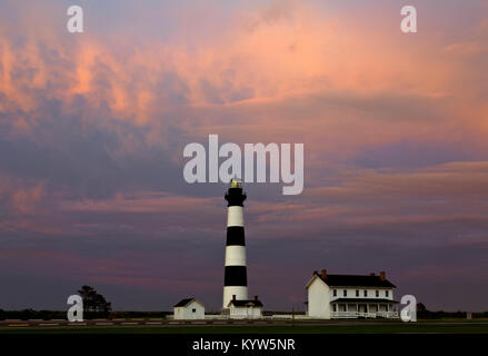 NC01306-00...CAROLINE DU NORD - Coucher du soleil à Bodie Island Lighthouse ; partie de Cape Hatteras National Seashore. Banque D'Images