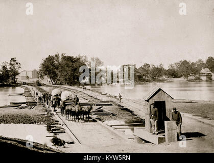Pont flottant sur la rivière James à Richmond, en Virginie, Avril 1865 Banque D'Images