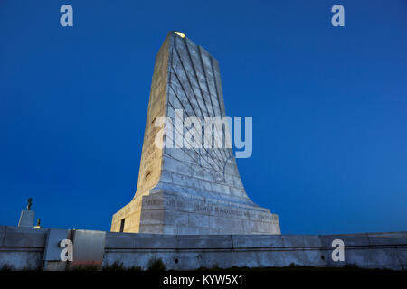 NC01310-00...CAROLINE DU NORD - Monument à Orville et Wilbur Wright dans les heures précédant l'aube à l'Wright Brothers National Memorial sur les bancs extérieurs Banque D'Images