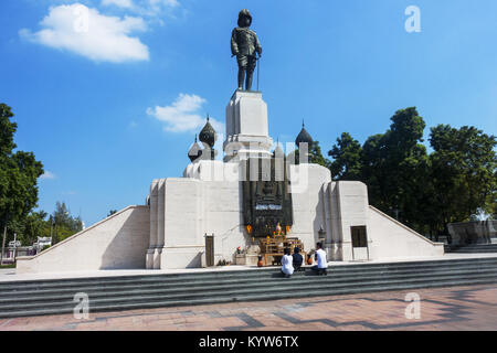 Bangkok, Thaïlande - novembre 2017 : statue de Rama VI à l'entrée du parc Lumpini. La statue fut érigée en 1942 en hommage à Rama VI Banque D'Images