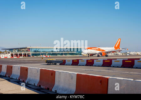 GIBRALTAR - Novembre 19 : Easyjet avion atterrissage sur une piste à l'aéroport de Gibraltar. En novembre 2016 Banque D'Images