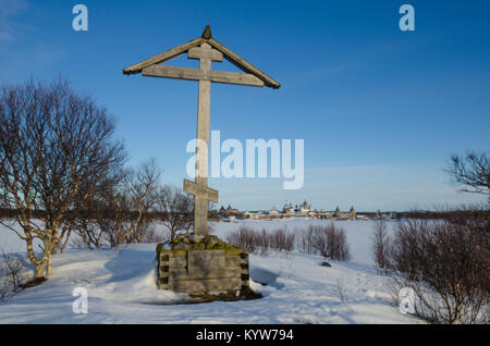 Culte croix dans le bien-être du port. Vue d'hiver du monastère Solovki Banque D'Images