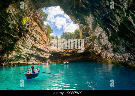 Bateau de tourisme sur le lac en grotte de Melissani, l'île de Céphalonie, Grèce Banque D'Images