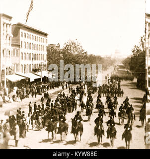 Grand Examen de la grand ancien combattant des armées de Grant et Sherman à Washington, sur le 23d et 24 mai 1865. La grande armée de Sherman. Jusqu'à la Pennsylvania Avenue du bâtiments, pendant le passage de la 'Red Star' Banque D'Images