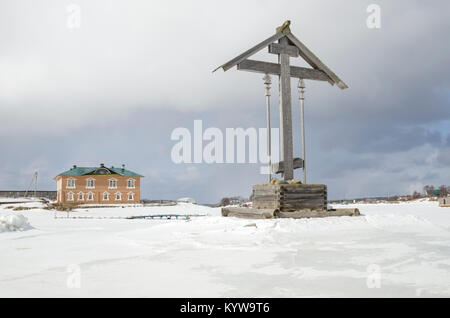 Culte croix dans le bien-être du port. Vue d'hiver du monastère Solovki Banque D'Images