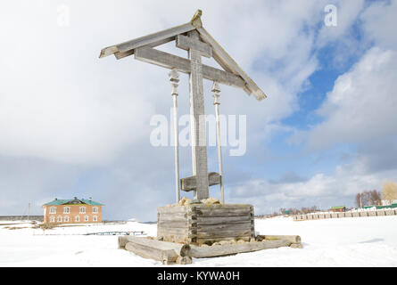 Culte croix dans le bien-être du port. Vue d'hiver du monastère Solovki Banque D'Images