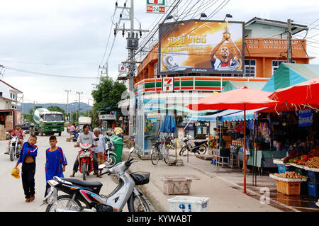 Seven Eleven et marché alimentaire à Cha-am - Thaïlande Banque D'Images