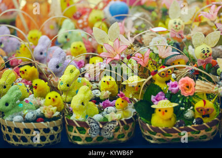 En bonneterie, des paniers remplis avec des figurines de lapins de Pâques, des poussins et des ornements floraux sur l'affichage dans le marché de l'artisanat et des cadeaux. Banque D'Images