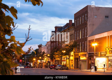 Le centre-ville de Stratford au crépuscule situé à Stratford, Ontario, Canada. Banque D'Images