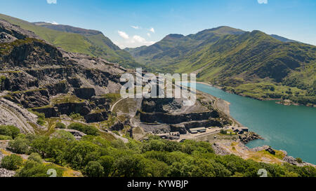 Vue de la carrière de Dinorwic, près de Llanberis, Gwynedd, Pays de Galles, Royaume-Uni - avec Llyn Peris, le Dinorwig Power Station Mont Snowdon et installations dans la zone Banque D'Images