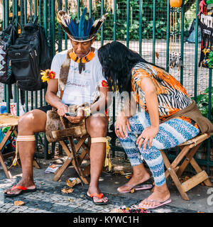 Les brésiliens homme portant des vêtements traditionnels sur son téléphone cellulaire. 0,4  % de la population est autochtone Banque D'Images