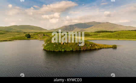 Llyn y Dywarchen Rhyd Ddu dans près de Gwynedd, Pays de Galles, Royaume-Uni - avec le Mont Snowdon dans l'arrière-plan Banque D'Images