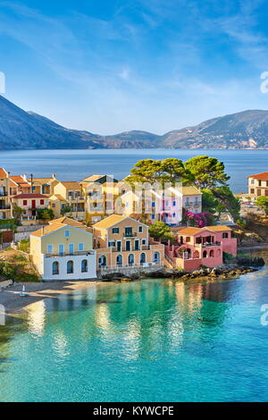 Maisons colorées dans le village d'Assos, l'île de Céphalonie, Grèce Banque D'Images