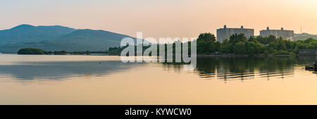 Llyn avec l'Trawsfynydd nucléaire désaffectés, près de Blaenau Ffestiniog, Gwynedd, Pays de Galles, Royaume-Uni Banque D'Images