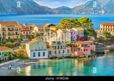 Maisons colorées dans le village d'Assos, l'île de Céphalonie, Grèce Banque D'Images