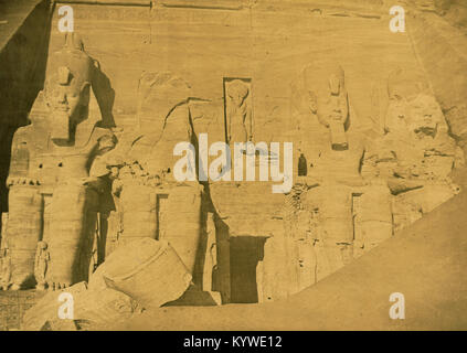 Sculptures colossales de Ramsès II à l'entrée du Grand Temple à Abū Simbul, Egypte Banque D'Images