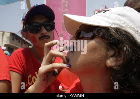 5 avril 2013 - Maracay, Aragua, Venezuela - 05 avril, 2013. Les partisans du candidat à l'élection présidentielle présidentielle Nicolas Maduro, peinture et porter la moustache pour simuler leur soutien aux prochaines élections présidentielles au Venezuela. Photo : Juan Carlos Hernandez (crédit Image : © Juan Carlos Hernandez via Zuma sur le fil) Banque D'Images