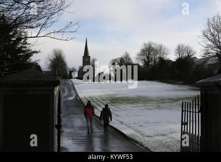 Moira, comté de Down, Irlande du Nord. 16 janvier 2018. UK - neige et averses hivernales ont été déferle sur l'Irlande du Nord aujourd'hui, le Met Office a maintenant amélioré son avertissement de neige et de glace 'yellow' à 'amber' avec mardi soir étant une période potentiellement difficiles. Beaucoup de neige est maintenant tomber dans ce domaine (14.40 GMT). La neige dans le cimetière de l'église St John's Parish Church, Moira. Crédit : David Hunter/Alamy Live News. Banque D'Images