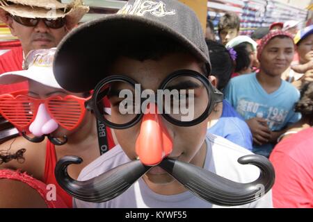 5 avril 2013 - Maracay, Aragua, Venezuela - 05 avril, 2013. Les partisans du candidat à l'élection présidentielle présidentielle Nicolas Maduro, peinture et porter la moustache pour simuler leur soutien aux prochaines élections présidentielles au Venezuela. Photo : Juan Carlos Hernandez (crédit Image : © Juan Carlos Hernandez via Zuma sur le fil) Banque D'Images