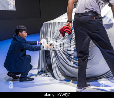 Detroit, Michigan, USA. 15 Jan, 2018. Touche finale à mettre les travailleurs chinois du constructeur du moteur de GAC GA4 petit sedan avant ses débuts à la North American International Auto Show. La compagnie a dit qu'il commencera à vendre des voitures aux États-Unis en 2019. Crédit : Jim West/Alamy Live News Banque D'Images