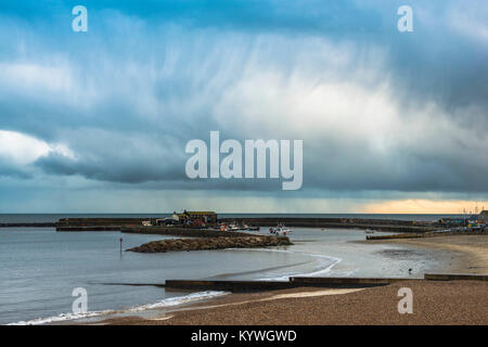 Lyme Regis, dans le Dorset, UK. 16 janvier, 2018. Météo britannique. La formation de nuages de tempête spectaculaire dans le ciel au-dessus du port de Cobb à Lyme Regis dans le Dorset peu après une douche lourde était passé par. Crédit photo : Graham Hunt/Alamy Live News Banque D'Images