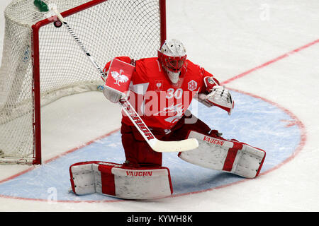 Trinec, République tchèque. 16 janvier, 2018. Simon Hrubec, gardien de Trinec, en action au cours de la Champions Hockey League match retour de demi-finale HC Ocelari Trinec vs JYP Jyväskylä à Trinec, en République tchèque, le 16 janvier 2018. Crédit : Petr Sznapka/CTK Photo/Alamy Live News Banque D'Images