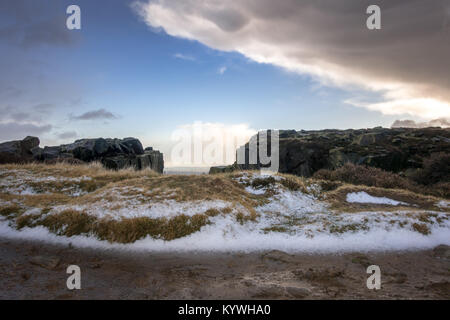 Bradford, West Yorkshire, Royaume-Uni. 16 janvier 2018. UK : Météo Mammatus-comme les nuages se forment au-dessus de la vache veau & Carrière sur Ilkley Moor comme la neige commence à tomber. Rebecca Cole/Alamy Live News Banque D'Images