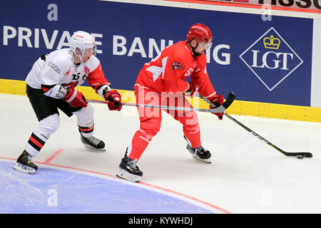 Trinec, République tchèque. 16 janvier, 2018. Juha-Pekka Hytonen de Jyvaskyla, gauche, et Milan Doudera de Trinec en action au cours de la Champions Hockey League match retour de demi-finale HC Ocelari Trinec vs JYP Jyväskylä à Trinec, en République tchèque, le 16 janvier 2018. Crédit : Petr Sznapka/CTK Photo/Alamy Live News Banque D'Images