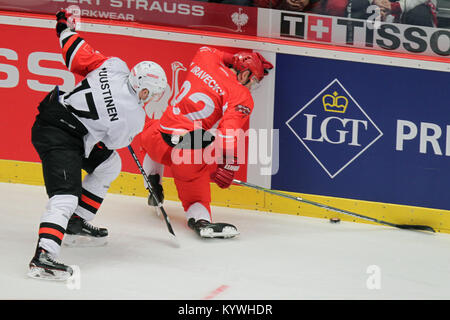 Trinec, République tchèque. 16 janvier, 2018. Juuso Puustinen de Jyvaskyla, gauche, et Vladimir Dravecky de Trinec en action au cours de la Champions Hockey League match retour de demi-finale HC Ocelari Trinec vs JYP Jyväskylä à Trinec, en République tchèque, le 16 janvier 2018. Crédit : Petr Sznapka/CTK Photo/Alamy Live News Banque D'Images