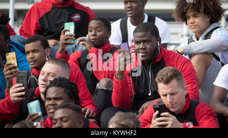 Wellington, en Floride, aux États-Unis. 16 janvier, 2018. Palm Beach Central High School, les joueurs de football regarder depuis les gradins comme entraîneur-chef de l'Alabama Nick Saban arrive par hélicoptère pour une visite de recrutement à Palm Beach Central High School à Wellington, en Floride le 16 janvier 2018. Credit : Allen Eyestone/Le Palm Beach Post/ZUMA/Alamy Fil Live News Banque D'Images