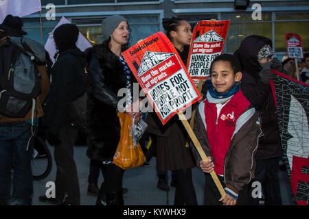 Londres, Royaume-Uni. 16 janvier, 2018. Les manifestants ont marché à une réunion de planification du Conseil de Southwark pour manifester contre l'assainissement social et le projet d'aménagement à l'éléphant et château dans le sud de Londres. Crédit : David Rowe/Alamy Live News Banque D'Images