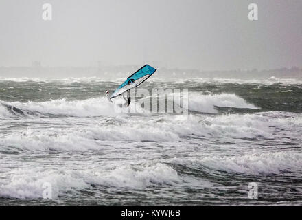 Bracklesham Bay, East Wittering. 16 janvier 2018. Des vents forts le long de la côte sud d'aujourd'hui. Véliplanchistes et kitesurfers appréciant les conditions off Bracklesham Bay dans la région de West Sussex. Credit : james jagger/Alamy Live News Banque D'Images