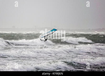 Bracklesham Bay, East Wittering. 16 janvier 2018. Des vents forts le long de la côte sud d'aujourd'hui. Véliplanchistes et kitesurfers appréciant les conditions off Bracklesham Bay dans la région de West Sussex. Credit : james jagger/Alamy Live News Banque D'Images