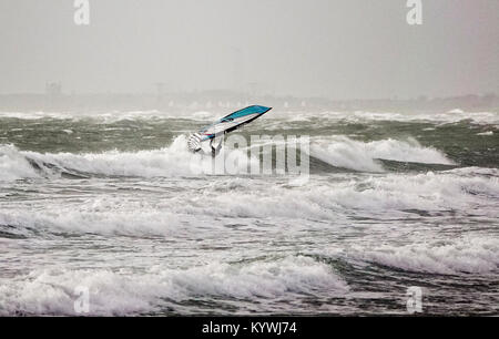 Bracklesham Bay, East Wittering. 16 janvier 2018. Des vents forts le long de la côte sud d'aujourd'hui. Véliplanchistes et kitesurfers appréciant les conditions off Bracklesham Bay dans la région de West Sussex. Credit : james jagger/Alamy Live News Banque D'Images