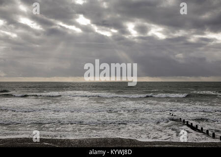 Bracklesham Bay, East Wittering. 16 janvier 2018. Des vents forts le long de la côte sud d'aujourd'hui. Véliplanchistes et kitesurfers appréciant les conditions off Bracklesham Bay dans la région de West Sussex. Credit : james jagger/Alamy Live News Banque D'Images