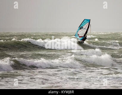 Bracklesham Bay, East Wittering. 16 janvier 2018. Des vents forts le long de la côte sud d'aujourd'hui. Véliplanchistes et kitesurfers appréciant les conditions off Bracklesham Bay dans la région de West Sussex. Credit : james jagger/Alamy Live News Banque D'Images