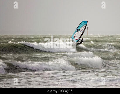 Bracklesham Bay, East Wittering. 16 janvier 2018. Des vents forts le long de la côte sud d'aujourd'hui. Véliplanchistes et kitesurfers appréciant les conditions off Bracklesham Bay dans la région de West Sussex. Credit : james jagger/Alamy Live News Banque D'Images