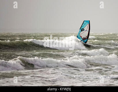 Bracklesham Bay, East Wittering. 16 janvier 2018. Des vents forts le long de la côte sud d'aujourd'hui. Véliplanchistes et kitesurfers appréciant les conditions off Bracklesham Bay dans la région de West Sussex. Credit : james jagger/Alamy Live News Banque D'Images