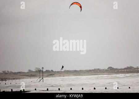 Bracklesham Bay, East Wittering. 16 janvier 2018. Des vents forts le long de la côte sud d'aujourd'hui. Véliplanchistes et kitesurfers appréciant les conditions off Bracklesham Bay dans la région de West Sussex. Credit : james jagger/Alamy Live News Banque D'Images