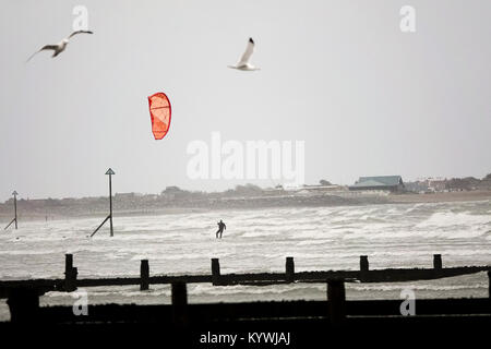 Bracklesham Bay, East Wittering. 16 janvier 2018. Des vents forts le long de la côte sud d'aujourd'hui. Véliplanchistes et kitesurfers appréciant les conditions off Bracklesham Bay dans la région de West Sussex. Credit : james jagger/Alamy Live News Banque D'Images